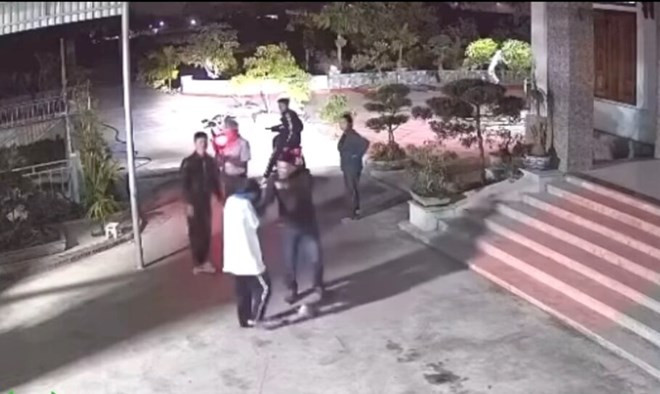 Sự việc xảy ra sau khi nữ sinh M.T.M.A nhắn tin với nội dung bất kính với người lớn. (Ảnh cắt từ clip)