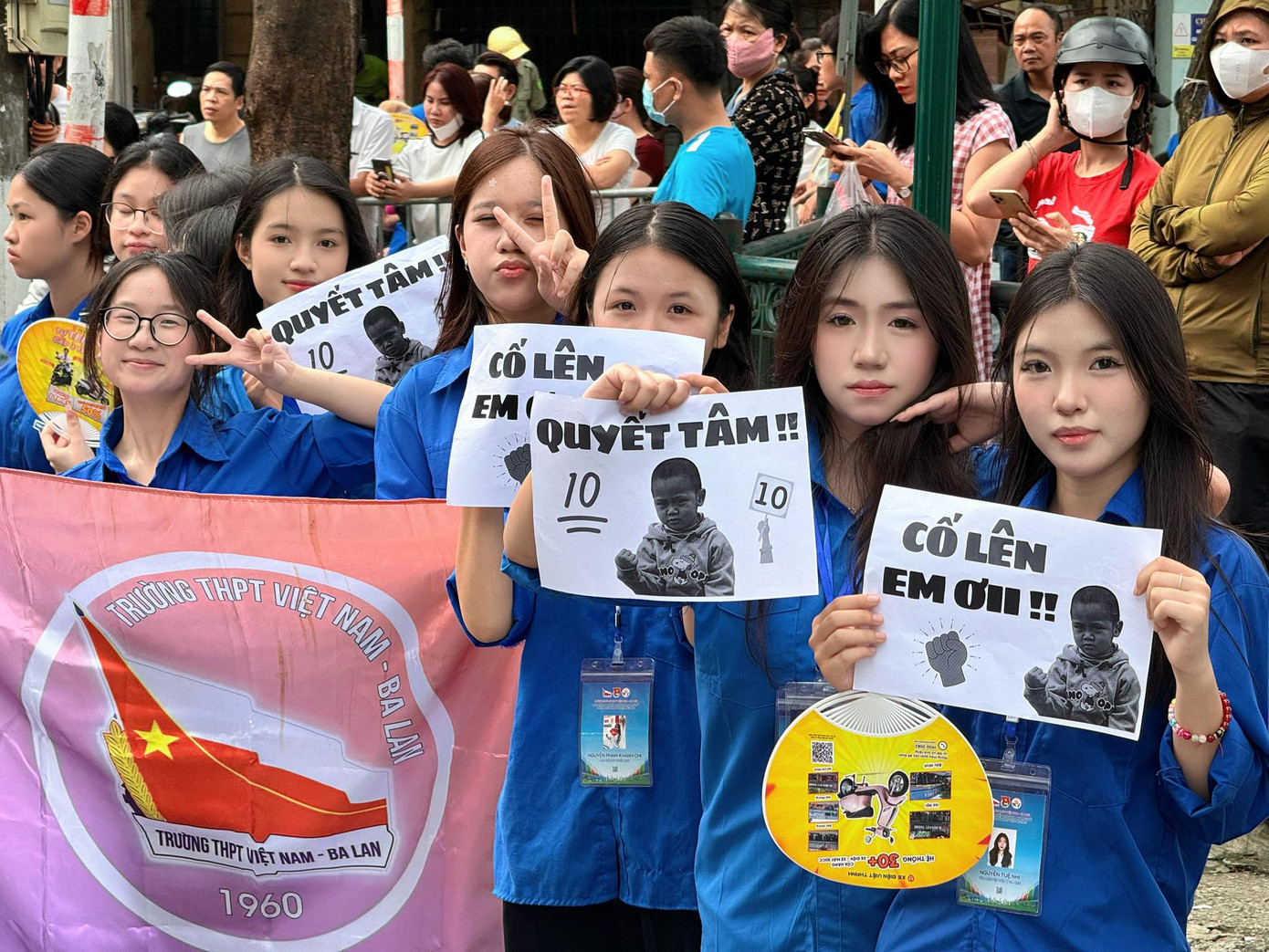 Thanh niên tình nguyện cổ vũ và động viên thí sinh tại điểm thi THPT Việt Nam - Ba Lan.