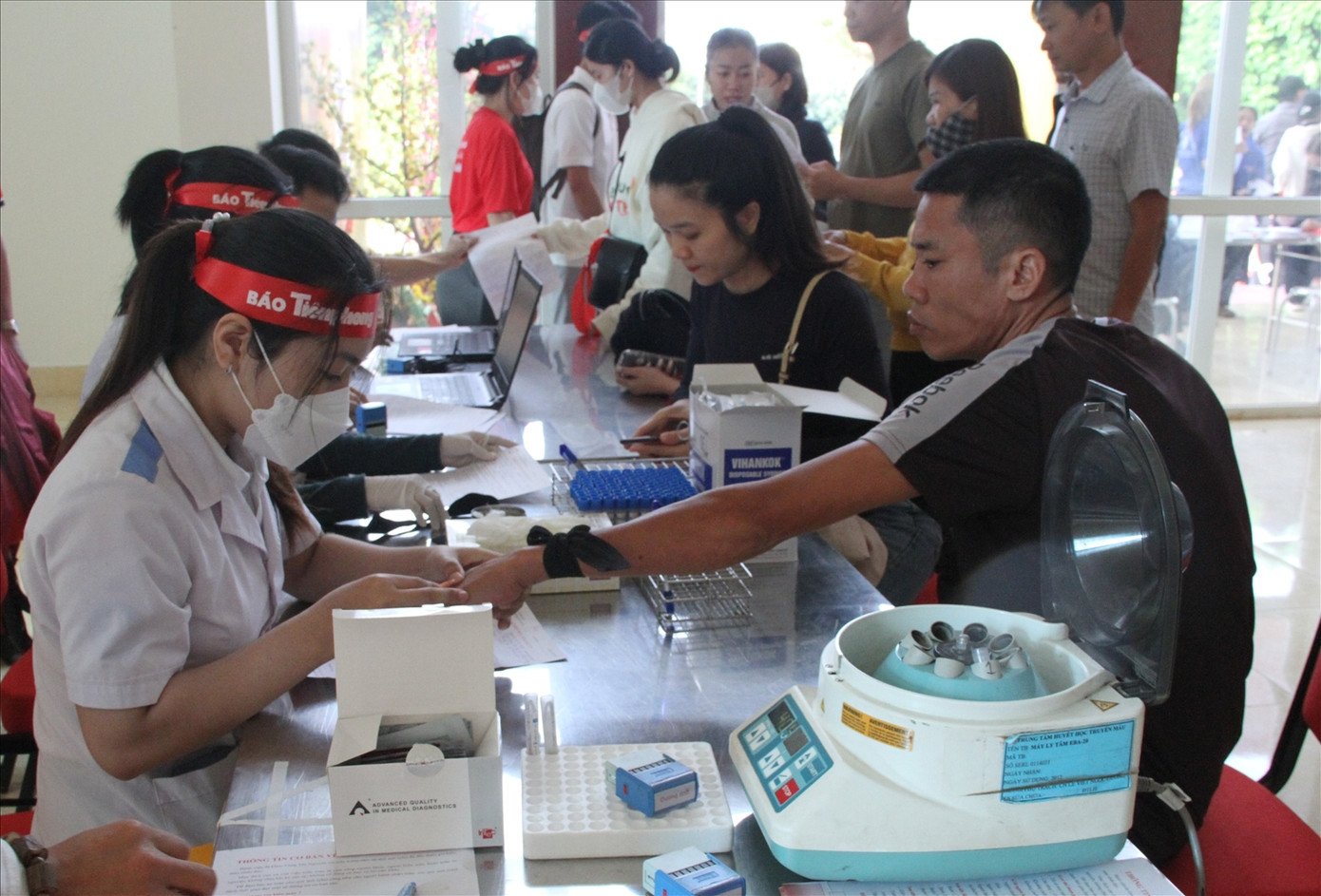 Lấy máu xét nghiệm sàng lọc. Lấy máu xét nghiệm sàng lọc.