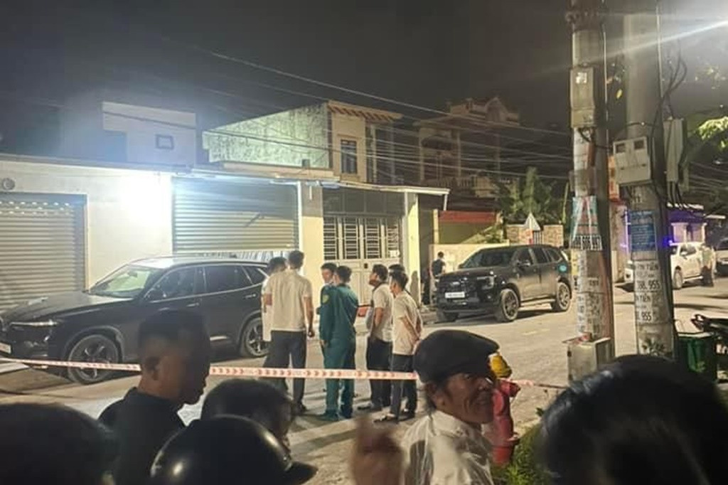 Cơ quan chức năng phong tỏa hiện trường vụ án. Cơ quan chức năng phong tỏa hiện trường vụ án.