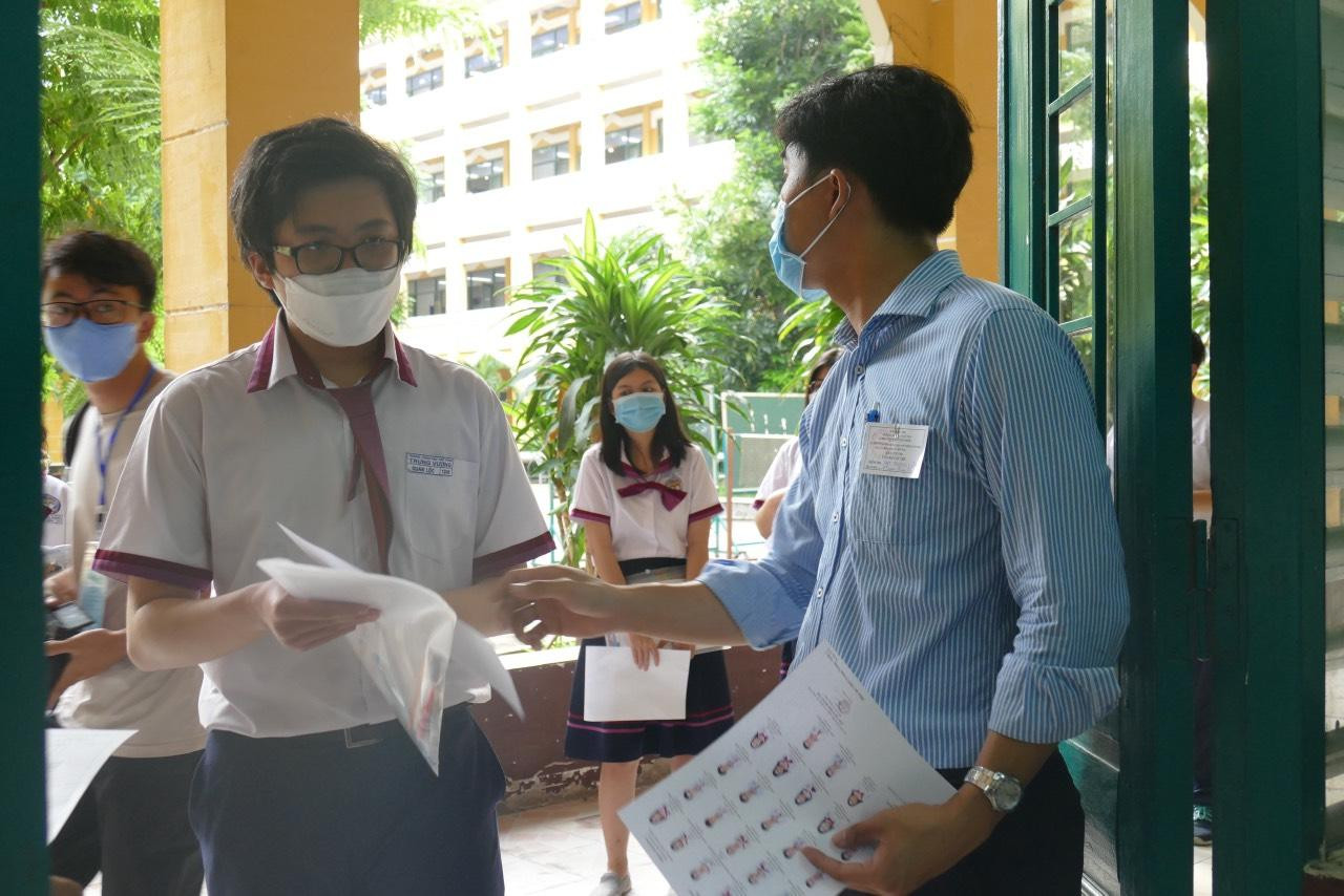 Thí sinh làm thủ tục vào thi sáng nay. (Ảnh: Kim Sáng) Thí sinh làm thủ tục vào thi sáng nay. (Ảnh: Kim Sáng)