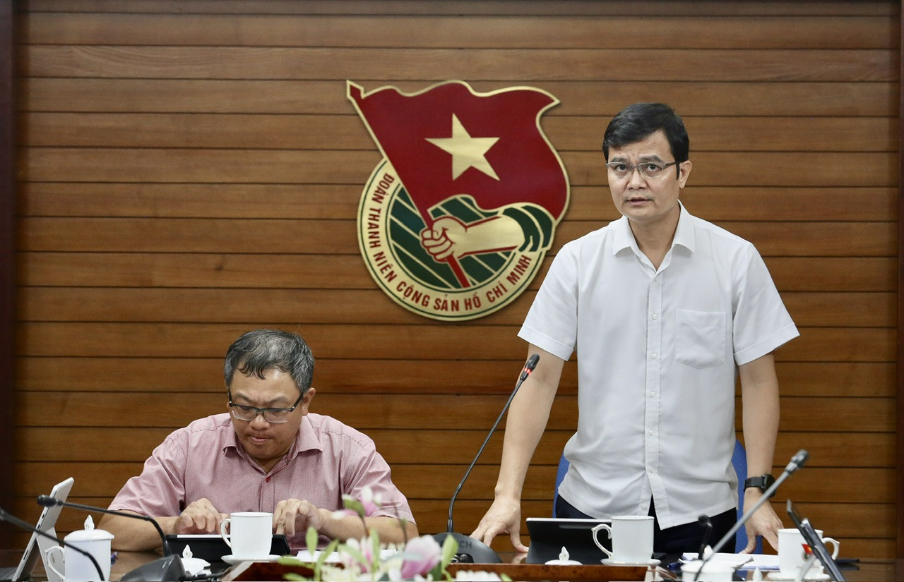 “Khối lượng công việc lớn, muốn hiệu quả cần chi tiết, bám sát thực địa và phải hành động ngay lập tức. Các tỉnh Đoàn, đơn vị thi công, điện lực tỉnh trao đổi, xây dựng kế hoạch chi tiết. Với tinh thần vượt nắng thắng mưa, 3 ca 4 kíp 24/7, không để thiếu người, chậm việc, mỗi tỉnh cần thực hiện song song các nội dung công việc”, đồng chí Bùi Quang Huy nhấn mạnh.