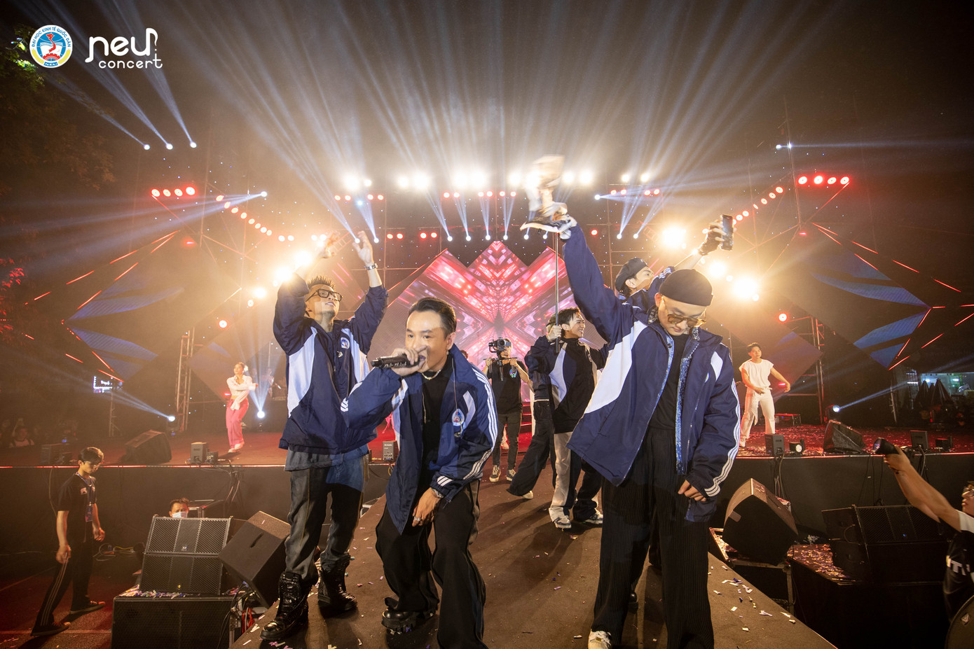 SpaceSpeakers và sinh viên ĐH Kinh tế Quốc dân hòa làm một. SpaceSpeakers và sinh viên ĐH Kinh tế Quốc dân hòa làm một.