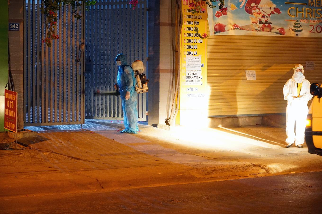 Nhân viên y tế phun xịt khử khuẩn xung quanh nhà ca nghi nhiễm nCoV, rạng sáng 5/5. (Ảnh: Phước Tuấn) Nhân viên y tế phun xịt khử khuẩn xung quanh nhà ca nghi nhiễm nCoV, rạng sáng 5/5. (Ảnh: Phước Tuấn)