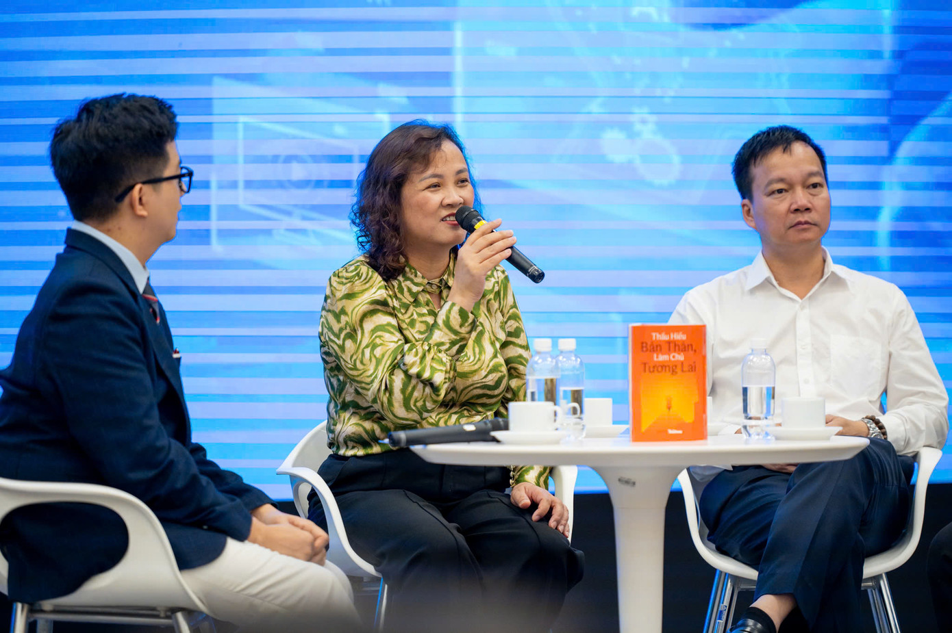 Các diễn giả khuyên học sinh cần học hỏi từ kinh nghiệm, kiến thức và kỹ năng từ những người đi trước; tìm hiểu thông tin về ngành, trường phù hợp với bản thân. Các diễn giả khuyên học sinh cần học hỏi từ kinh nghiệm, kiến thức và kỹ năng từ những người đi trước; tìm hiểu thông tin về ngành, trường phù hợp với bản thân.