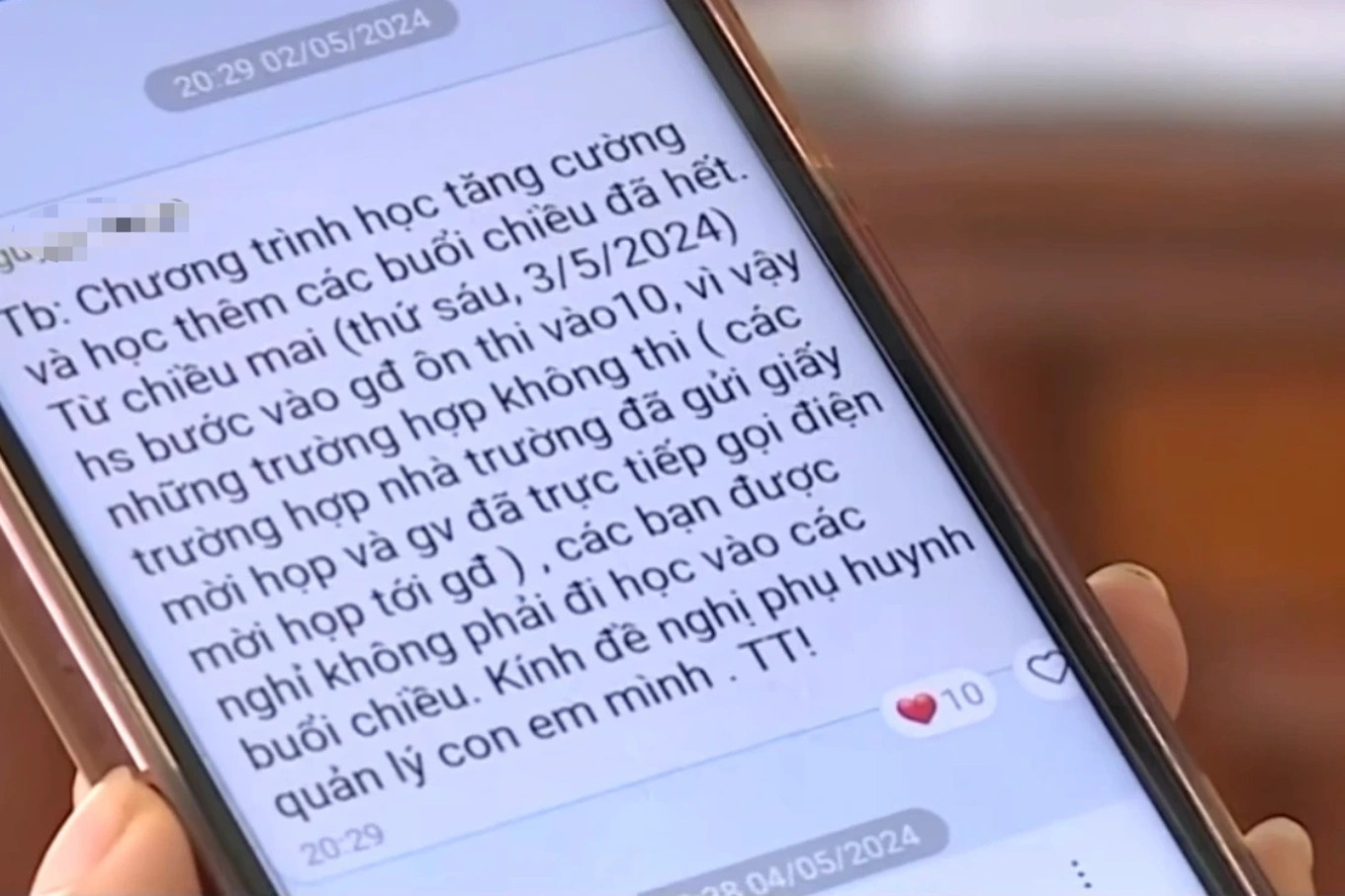 Phụ huynh nhận thông báo từ giáo viên chủ nhiệm nhưng không biết con mình không được đăng ký thi vào lớp 10. (Ảnh chụp màn hình) Phụ huynh nhận thông báo từ giáo viên chủ nhiệm nhưng không biết con mình không được đăng ký thi vào lớp 10. (Ảnh chụp màn hình)