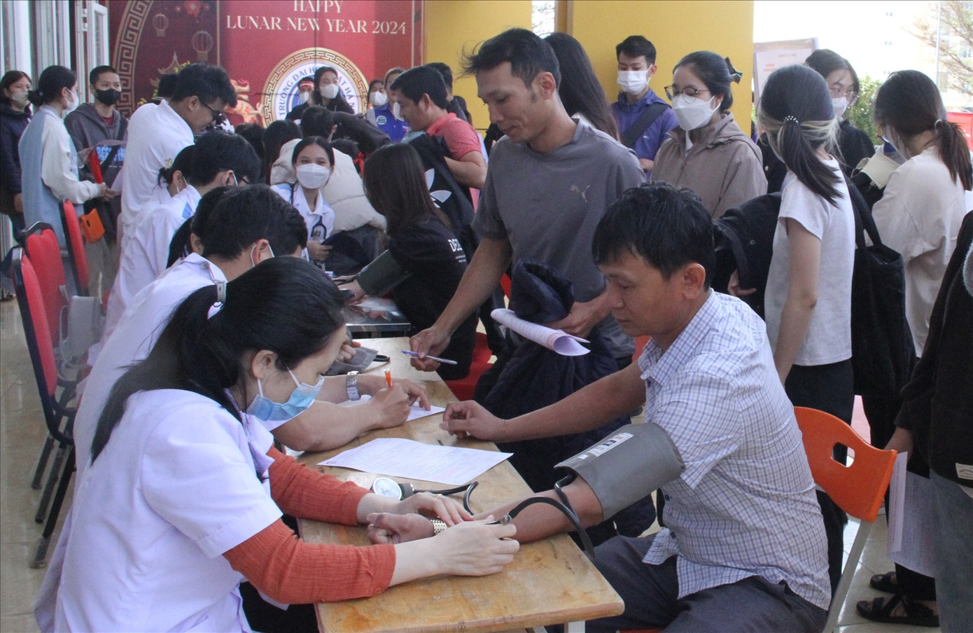 Các y, bác sĩ khám sức khỏe trước khi lấy máu. Các y, bác sĩ khám sức khỏe trước khi lấy máu.