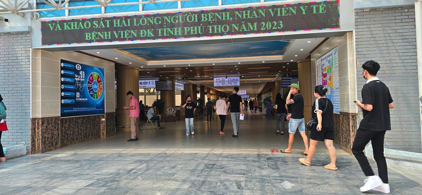 Nam sinh Đ. hiện đã được đưa về Bệnh viện đa khoa tỉnh Phú Thọ theo nguyện vọng của gia đình. Nam sinh Đ. hiện đã được đưa về Bệnh viện đa khoa tỉnh Phú Thọ theo nguyện vọng của gia đình.