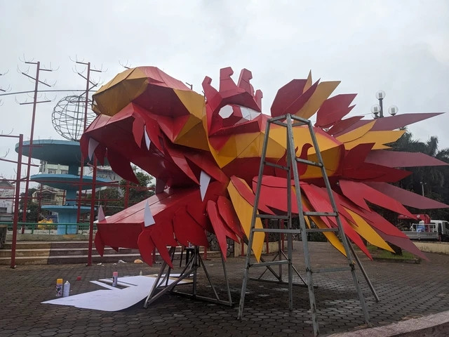 Linh vật rồng nhận nhiều ý kiến bình luận khen chê khác nhau tại Quảng Ngãi. (Ảnh: T.Trực)
