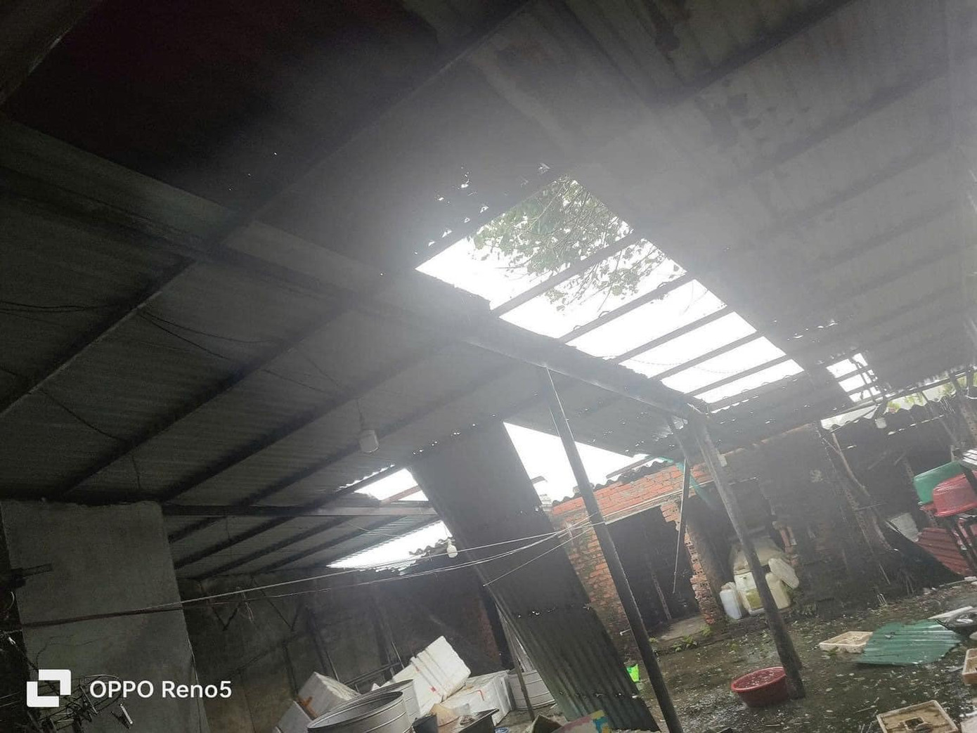 Nhiều nhà tại huyện Hải Hà, Quảng Ninh đã bị tốc mái. (Ảnh: Phạm Tùng)