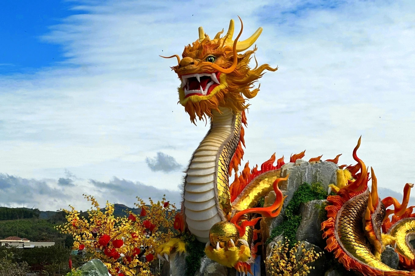 Linh vật rồng được đưa về lắp đặt tại thị trấn Lao Bảo, huyện Hướng Hóa, tỉnh Quảng Trị. (Ảnh: Nhật Anh)