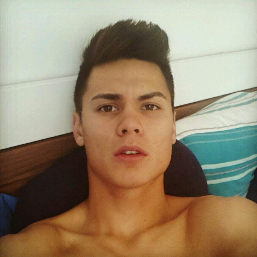 Sở hữu chiều cao 1m85 cùng gương mặt sáng, Adriano Schmidt là cái tên thu hút sự chú ý của đông đảo người hâm mộ trong lần hội quân lần này của ĐT Việt Nam. Sở hữu chiều cao 1m85 cùng gương mặt sáng, Adriano Schmidt là cái tên thu hút sự chú ý của đông đảo người hâm mộ trong lần hội quân lần này của ĐT Việt Nam.