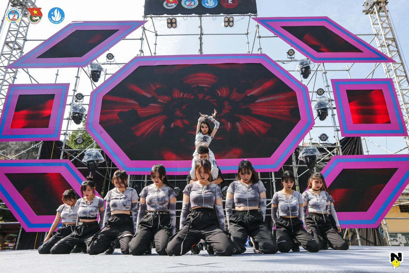 Đội thi trình diễn trong ngày Chung kết BLOOM DANCE - NEU Youth Festival 2020. Đội thi trình diễn trong ngày Chung kết BLOOM DANCE - NEU Youth Festival 2020.