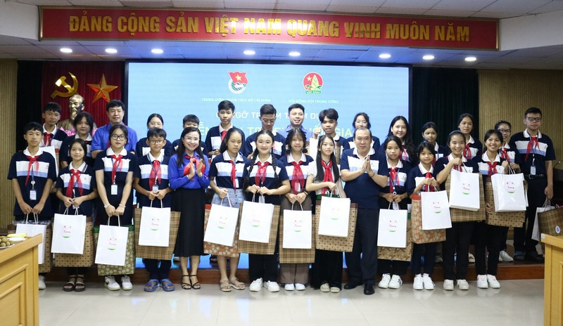 Bí thư T.Ư Đoàn, Chủ tịch Hội đồng Đội T.Ư Nguyễn Phạm Duy Trang và đồng chí Võ Vĩnh Nam - Phó Cục trưởng Cục Trẻ em (Bộ Lao động, Thương binh và Xã hội) tặng quà cho các thiếu nhi tham dự buổi gặp mặt.