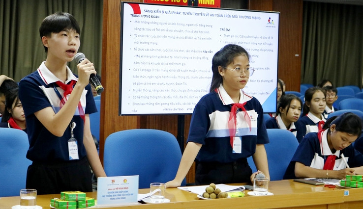 Các đại biểu thiếu nhi thông tin về kết quả thảo luận trong ngày khai mạc Diễn đàn (ngày 6/8).