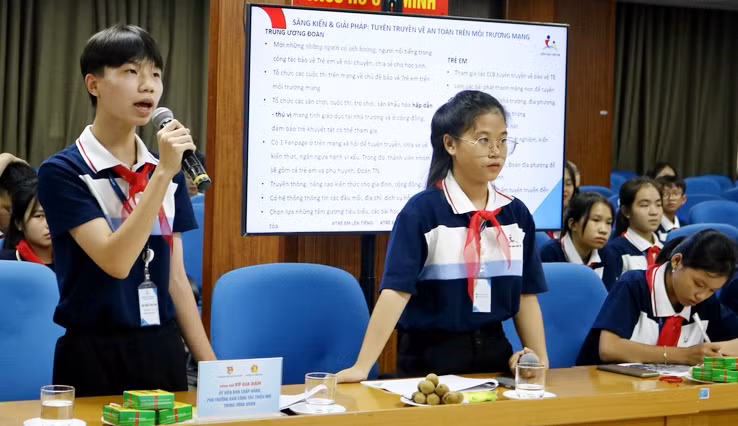 Các đại biểu thiếu nhi thông tin về kết quả thảo luận trong ngày khai mạc Diễn đàn (ngày 6/8). Các đại biểu thiếu nhi thông tin về kết quả thảo luận trong ngày khai mạc Diễn đàn (ngày 6/8).