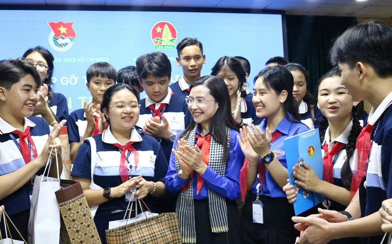 Đồng chí Nguyễn Phạm Duy Trang - Bí thư T.Ư Đoàn, Chủ tịch Hội đồng Đội T.Ư trò chuyện với các em thiếu nhi tham gia Diễn đàn.