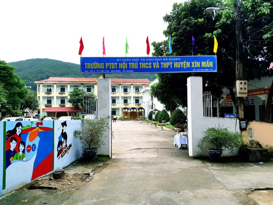 Trường Phổ thông Dân tộc Nội trú huyện Xín Mần - nơi xảy ra vụ việc. Trường Phổ thông Dân tộc Nội trú huyện Xín Mần - nơi xảy ra vụ việc.