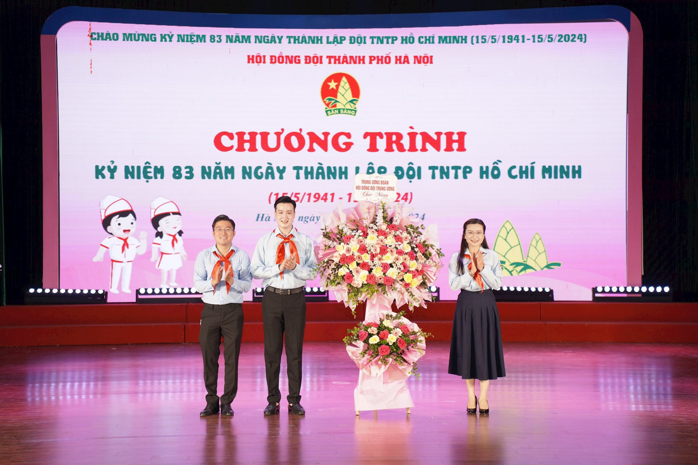 Bí thư Trung ương Đoàn, Chủ tịch Hội đồng Đội Trung ương Nguyễn Phạm Duy Trang tặng hoa chúc mừng Hội đồng Đội thành phố Hà Nội. (Ảnh: Phạm Mạnh) Bí thư Trung ương Đoàn, Chủ tịch Hội đồng Đội Trung ương Nguyễn Phạm Duy Trang tặng hoa chúc mừng Hội đồng Đội thành phố Hà Nội. (Ảnh: Phạm Mạnh)