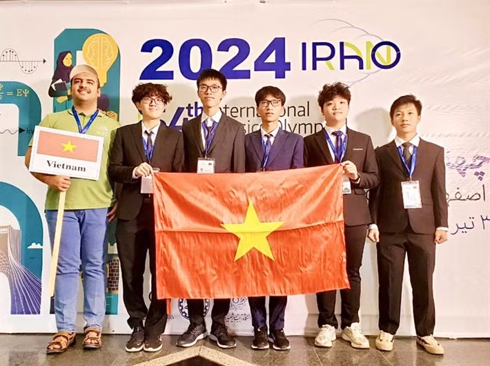 Đội tuyển Việt Nam dự thi Olympic Vật lí quốc tế năm 2024.