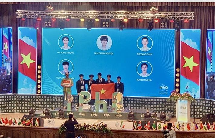 Giới thiệu đội tuyển Việt Nam tại Lễ khai mạc IPhO 2024.