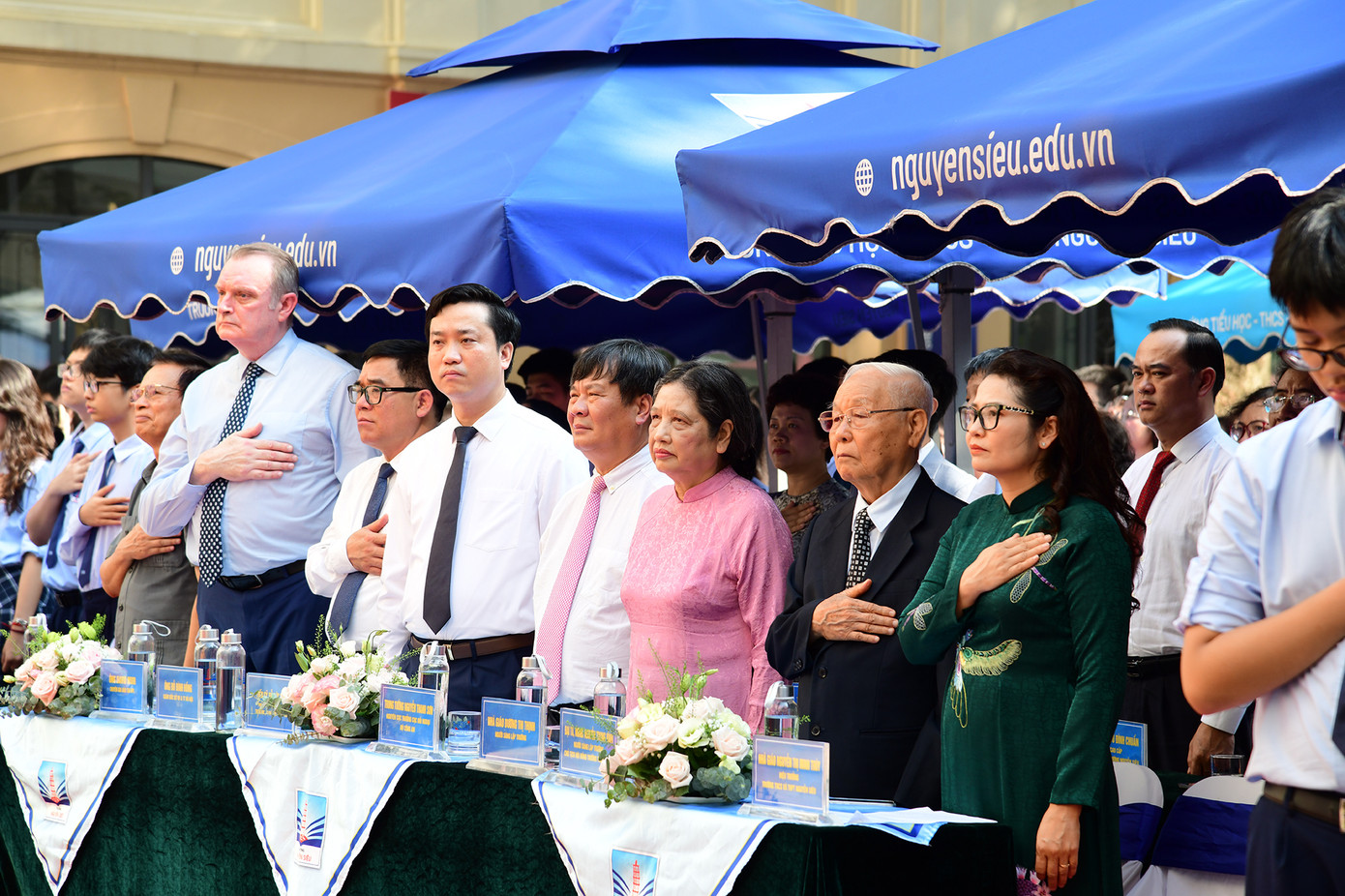 Lần đầu tiên tham dự một lễ Khai giảng mang tính truyền thống Việt Nam, chuyên gia HPL David Muir thể hiện sự trân trọng khi đặt tay lên ngực trong Phút truyền thống của mái trường mang tên Đức thầy Nguyễn Văn Siêu.