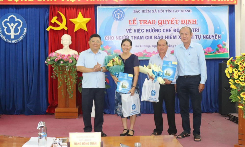 Ông Đỗ Trí Dũng và bà Trần Thị Kiều Trân nhận sổ hưu nhờ quá trình đóng BHXH tự nguyện.