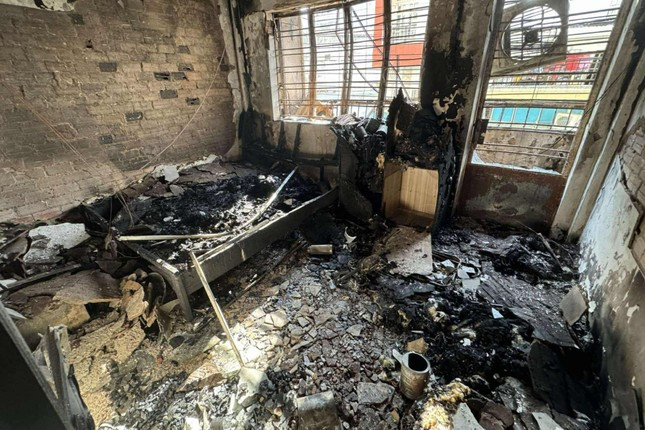 Đồ dùng bên trong căn nhà bị cháy rụi. Ảnh: Công an TP.HCM