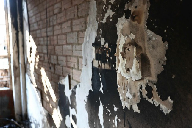Mảng tường bị sức nóng làm bong tróc. (Ảnh: Công an TP.HCM)