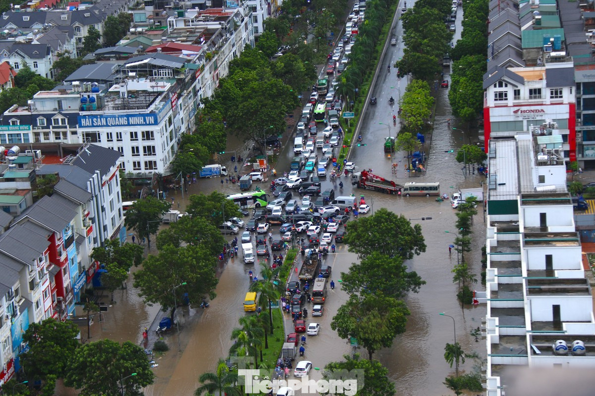 Đợt mưa lớn do ảnh hưởng của bão số 3 khiến nhiều tuyến đường ở Đại lộ Thăng Long ngập sâu. Tới thời điểm hiện tại, dù mưa lớn đã ngớt dần nhưng khu vực km số 8 (gần Thiên đường Bảo Sơn) tại đường gom Đại lộ Thăng Long vẫn ngập nặng. (Ảnh: TPO)