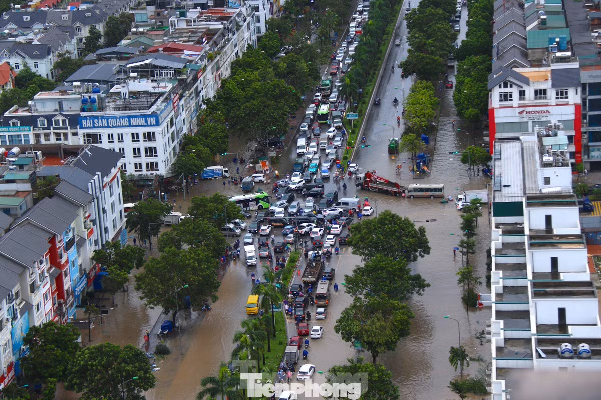 Đợt mưa lớn do ảnh hưởng của bão số 3 khiến nhiều tuyến đường ở Đại lộ Thăng Long ngập sâu. Tới thời điểm hiện tại, dù mưa lớn đã ngớt dần nhưng khu vực km số 8 (gần Thiên đường Bảo Sơn) tại đường gom Đại lộ Thăng Long vẫn ngập nặng. (Ảnh: TPO) Đợt mưa lớn do ảnh hưởng của bão số 3 khiến nhiều tuyến đường ở Đại lộ Thăng Long ngập sâu. Tới thời điểm hiện tại, dù mưa lớn đã ngớt dần nhưng khu vực km số 8 (gần Thiên đường Bảo Sơn) tại đường gom Đại lộ Thăng Long vẫn ngập nặng. (Ảnh: TPO)