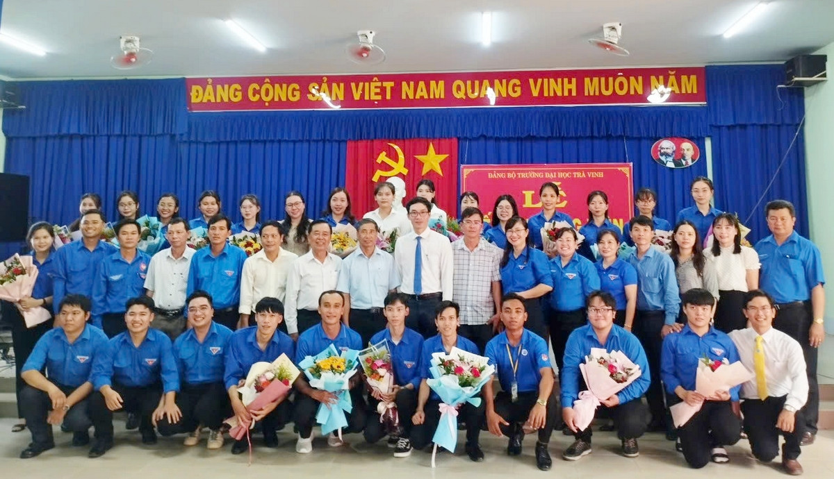 Đại biểu chụp ảnh lưu niệm cùng các đảng viên mới.