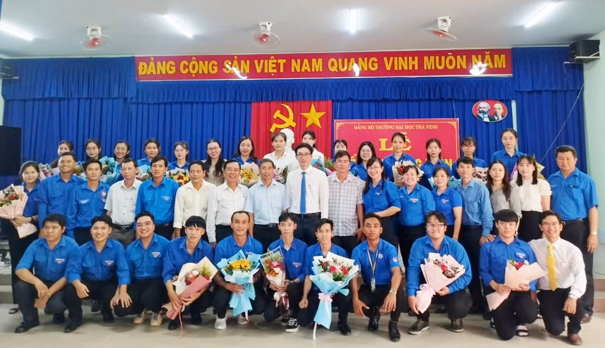 Đại biểu chụp ảnh lưu niệm cùng các đảng viên mới.