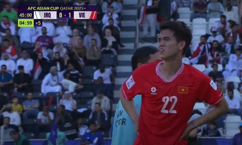 Khuất Văn Khang bị truất quyền thi đấu ở phút bù giờ cuối cùng của hiệp 1.