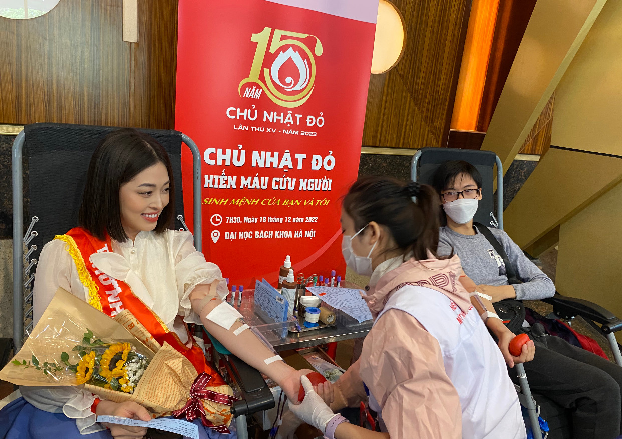 Những người nổi tiếng tích cực đồng hành, ủng hộ Chủ Nhật Đỏ. Trong ảnh Á hậu Việt Nam 2020 Bùi Phương Nga hiến máu trong Chủ Nhật Đỏ 2023.
