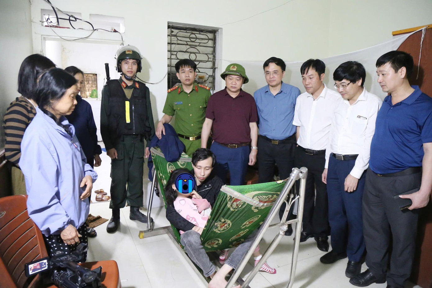 Lực lượng Công an và chính quyền địa phương thăm, động viên bé gái sau khi được giải cứu an toàn. (Ảnh: Bộ Công an)