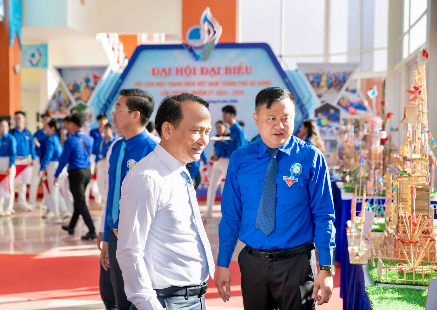 Đồng chí Nguyễn Đình Vĩnh thăm triển lãm các sản phẩm khởi nghiệp, sản phẩm OCOP của thanh niên.