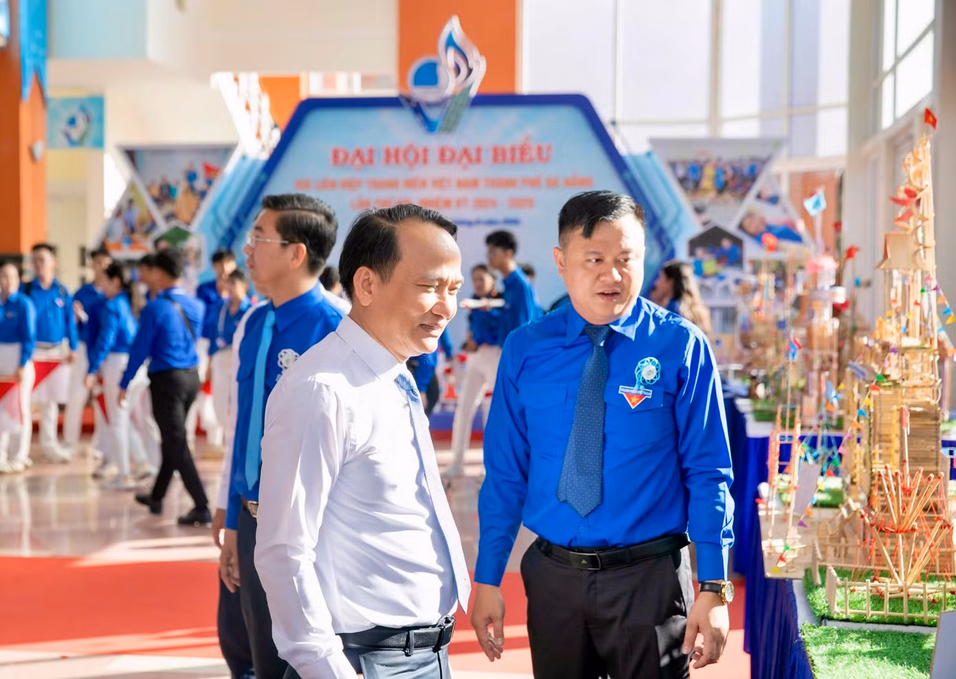 Đồng chí Nguyễn Đình Vĩnh thăm triển lãm các sản phẩm khởi nghiệp, sản phẩm OCOP của thanh niên.