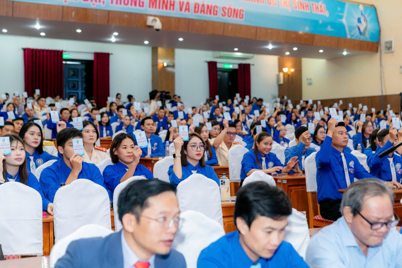 Đại biểu biểu quyết các nội dung của Đại hội.