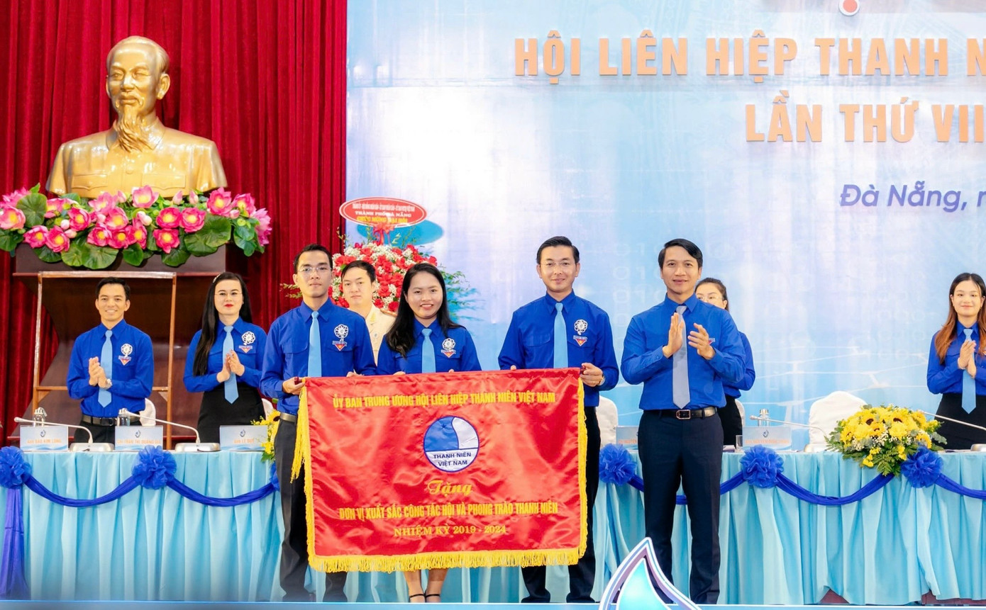 Trung ương Hội Liên hiệp thanh niên Việt Nam tặng cờ cho Hội Liên hiệp thanh niên Việt Nam thành phố Đà Nẵng vì đã có thành tích xuất sắc trong công tác Hội và phong trào thanh niên nhiệm kỳ 2019 - 2024.