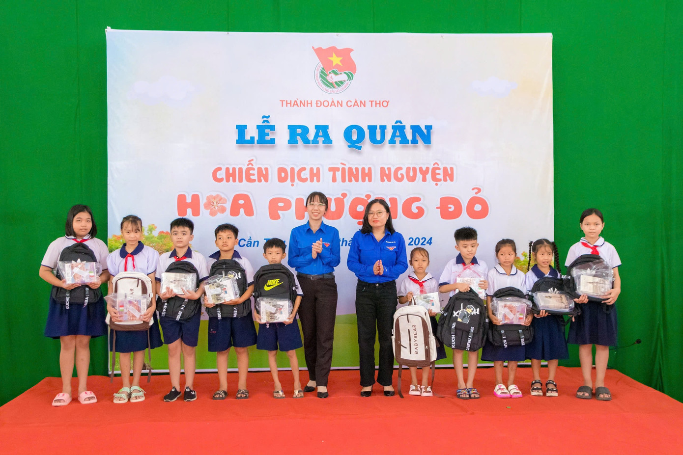 Chị Nguyễn Thị Thúy Hằng, Uỷ viên Ban chấp hành, Trưởng ban Thanh thiếu nhi trường học Thành đoàn Cần Thơ và chị Phan Anh Trang, Uỷ viên Ban chấp hành Thành đoàn, Bí thư Đoàn Khối cơ quan Dân Chính Đảng thành phố Cần Thơ trao quà cho các em học sinh. Chị Nguyễn Thị Thúy Hằng, Uỷ viên Ban chấp hành, Trưởng ban Thanh thiếu nhi trường học Thành đoàn Cần Thơ và chị Phan Anh Trang, Uỷ viên Ban chấp hành Thành đoàn, Bí thư Đoàn Khối cơ quan Dân Chính Đảng thành phố Cần Thơ trao quà cho các em học sinh.