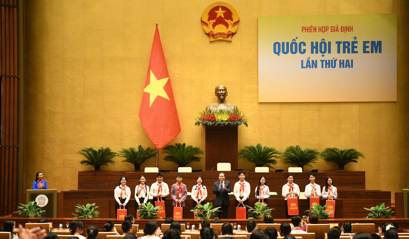 Chủ tịch Quốc hội Trần Thanh Mẫn trao quà cho nhóm nòng cốt đại biểu "Quốc hội trẻ em".