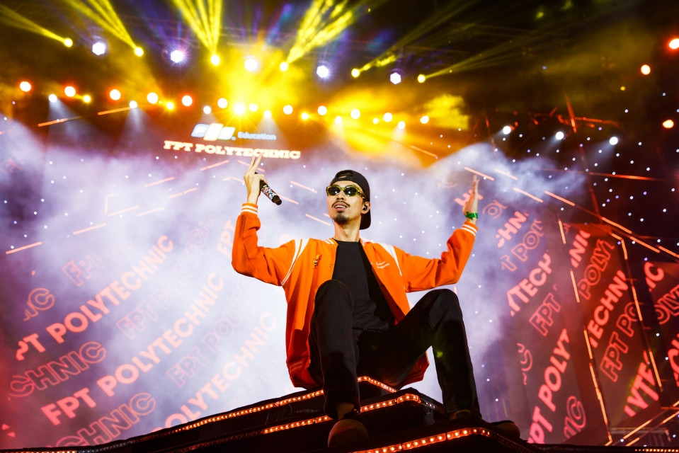 Rapper Đen cháy hết mình cùng sinh viên trong Happy Bee 11. Rapper Đen cháy hết mình cùng sinh viên trong Happy Bee 11.