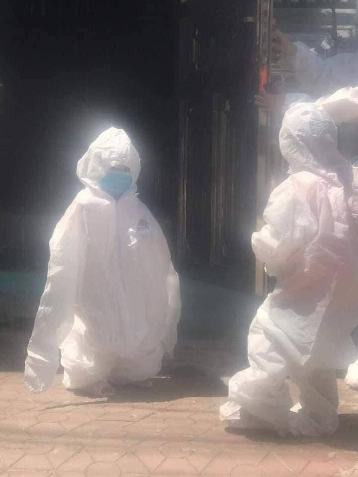 Giữa thời tiết nắng nóng, các em vẫn phải mặc những bộ đồ bảo hộ kín mít từ đầu tới chân. Giữa thời tiết nắng nóng, các em vẫn phải mặc những bộ đồ bảo hộ kín mít từ đầu tới chân.