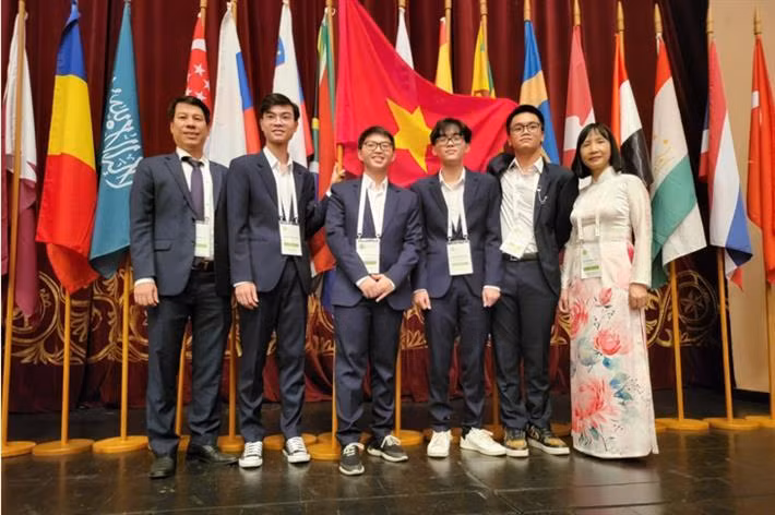 4 học sinh Việt Nam tham dự Olympic Sinh học quốc tế 2022 (đứng giữa).