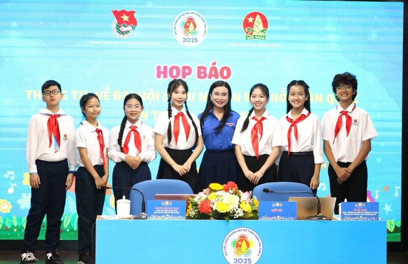 Đồng chí Nguyễn Phạm Duy Trang chụp ảnh cùng các em đội viên tại họp báo.