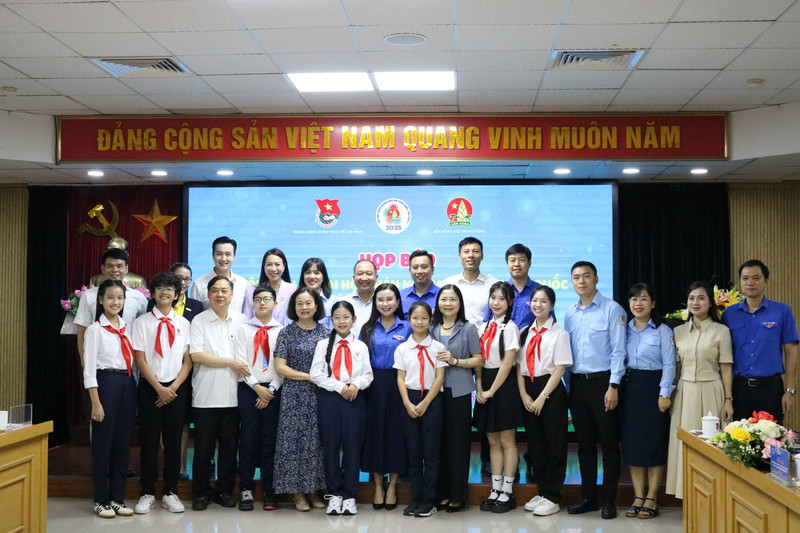 Các đại biểu chụp ảnh lưu niệm.