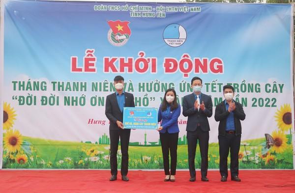 Các đồng chí Thường trực Tỉnh đoàn trao tặng công trình thanh niên cấp tỉnh cho Đoàn xã Dạ Trạch. Các đồng chí Thường trực Tỉnh đoàn trao tặng công trình thanh niên cấp tỉnh cho Đoàn xã Dạ Trạch.