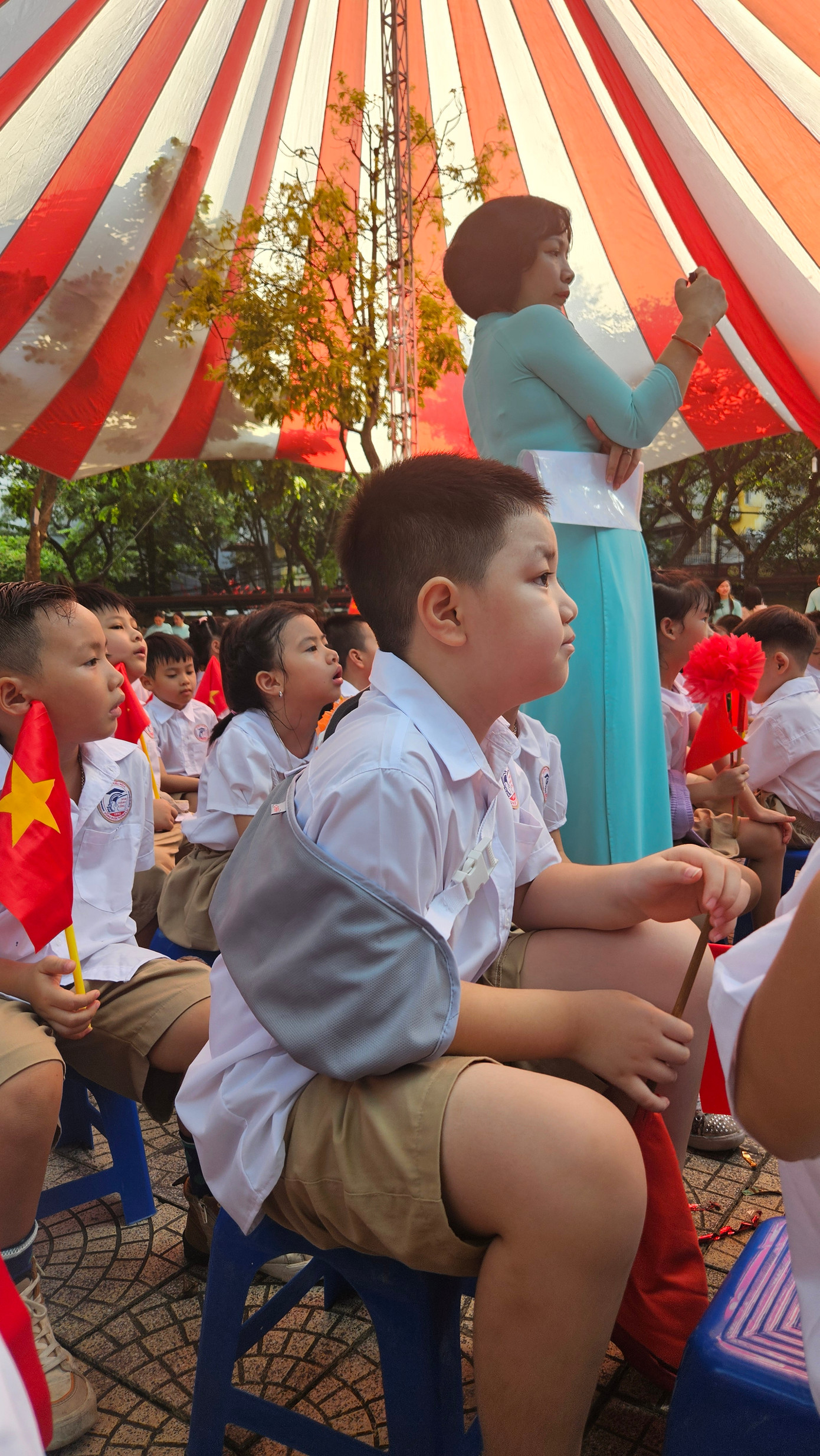 Có bạn lớp 1 không may bị chấn thương trước thềm năm học mới nhưng vẫn tham gia lễ khai giảng.