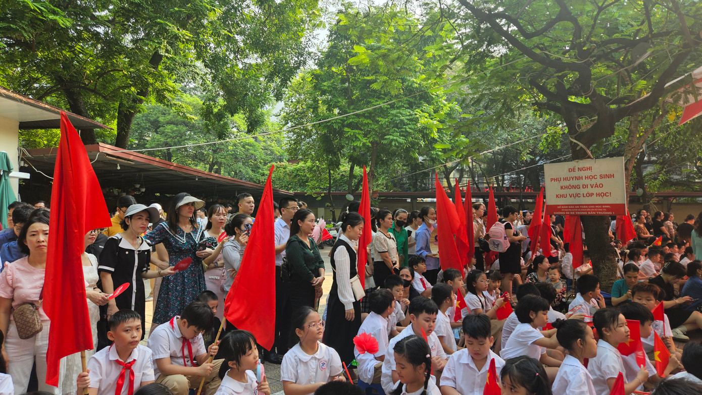 Đông đảo phụ huynh đứng đợi trong sân trường.